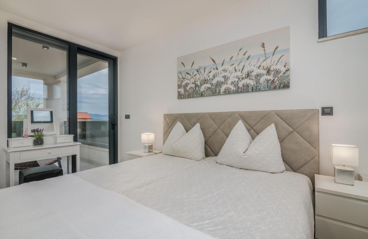 Luxury Villa Weiss - Malinska - Heated Pool - Central Floor Heating In Winter ภายนอก รูปภาพ