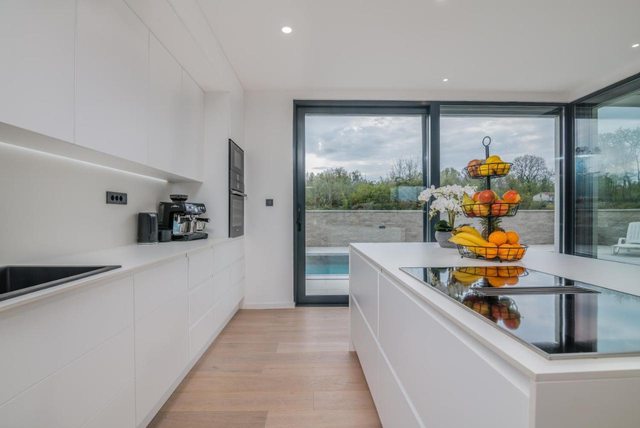 Luxury Villa Weiss - Malinska - Heated Pool - Central Floor Heating In Winter ภายนอก รูปภาพ